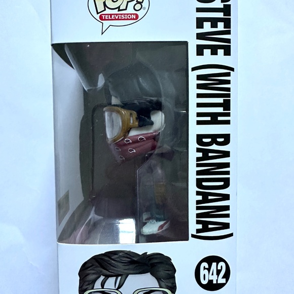 Stranger Things Steve (with bandana) Hot Topic Exclusive Funko Pop - Picture 3 of 8